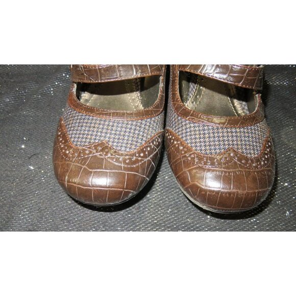Hot Kiss Brown Mixed Leather Mary Jane Croc Embossed Button Closure Pumps 10 - Picture 2 of 11